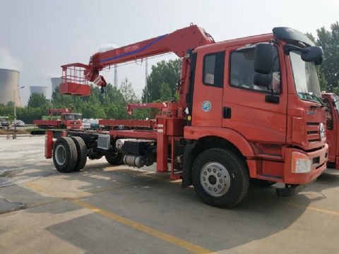 點擊查看詳細信息<br>標題：6.3噸大運隨車吊 閱讀次數：800